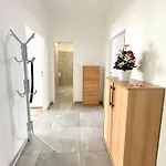Th كارلوفي فاري